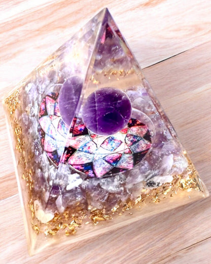 Piramide Energetica "Amethyst Star" in orgonite con cristalli di ametista