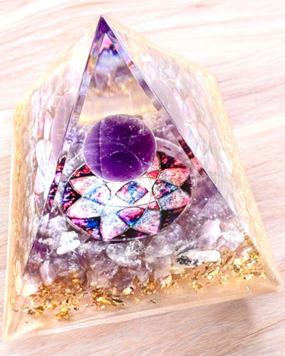 Piramide Energetica "Amethyst Star" in orgonite con cristalli di ametista