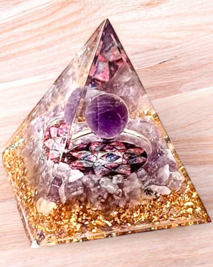 Piramide Energetica "Amethyst Star" in orgonite con cristalli di ametista