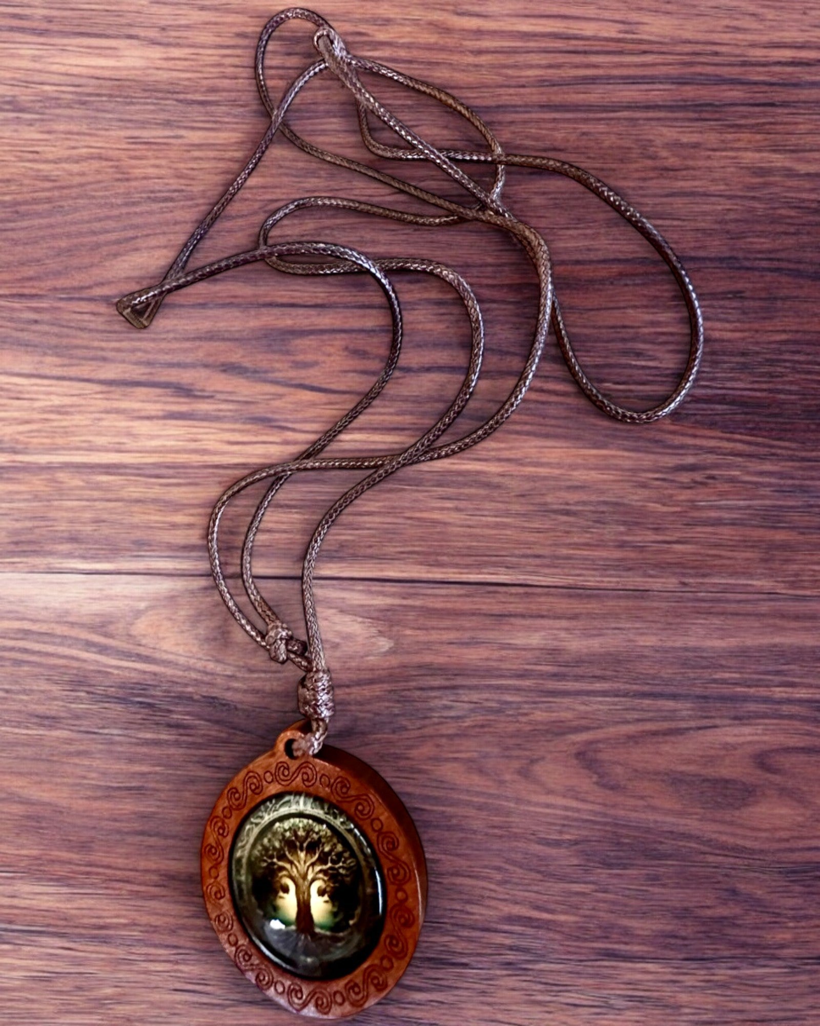 Amuleto della Vita "Albero degli Antenati" - Collana Fatta a Mano in Legno e Vetro, possibilità di personalizzazione con incisione per un regalo