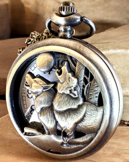 „Luna Wolf” – Orologio da Tasca Stiloso con Lupi, possibilità di personalizzazione con incisione per un regalo