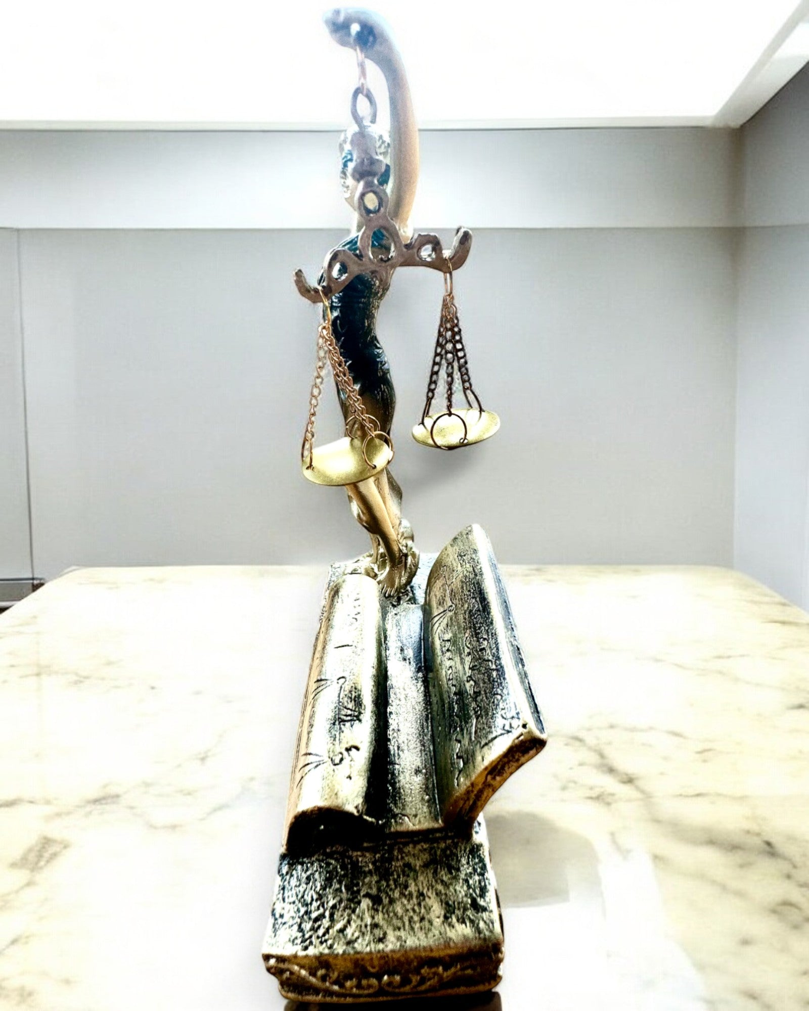 Statua "Justicia 2" - Dea della Giustizia – Decorazione Artistica da Mensola, Artigianato in Resina, personalizzazione con incisione