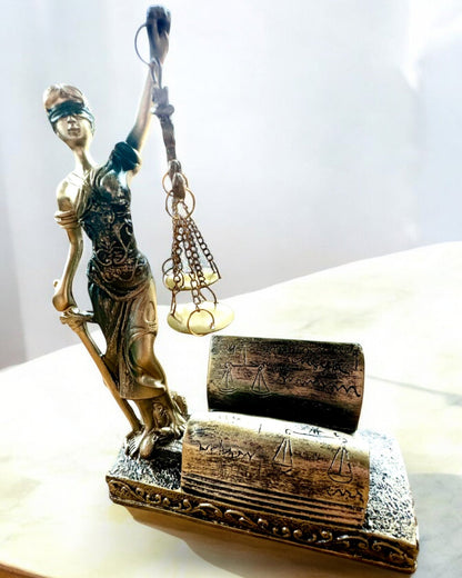 Statua "Justicia 2" - Dea della Giustizia – Decorazione Artistica da Mensola, Artigianato in Resina, personalizzazione con incisione