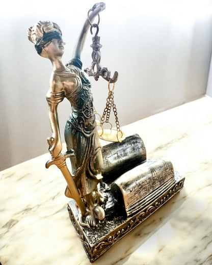 Statua "Justicia 2" - Dea della Giustizia – Decorazione Artistica da Mensola, Artigianato in Resina, personalizzazione con incisione