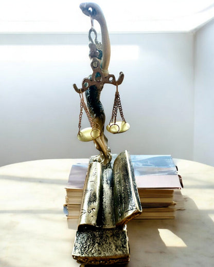 Statua "Justicia 2" - Dea della Giustizia – Decorazione Artistica da Mensola, Artigianato in Resina, personalizzazione con incisione