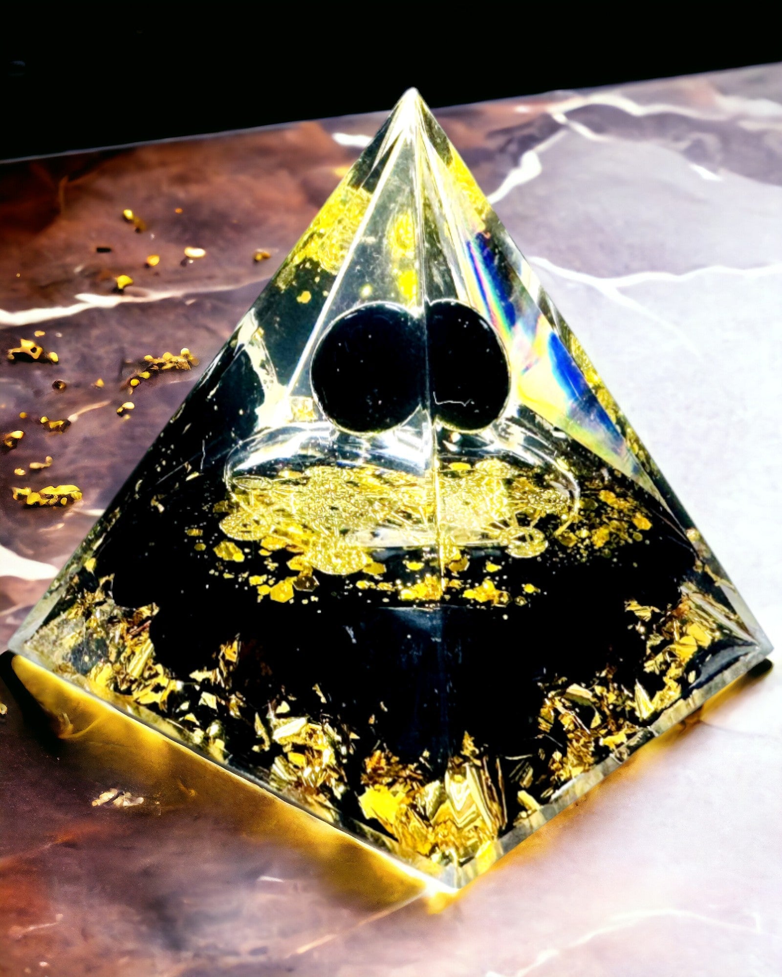 Piramide di Cristallo in Ametista - Porta Energia Positiva e Supporta la Meditazione. Colore oro - nero