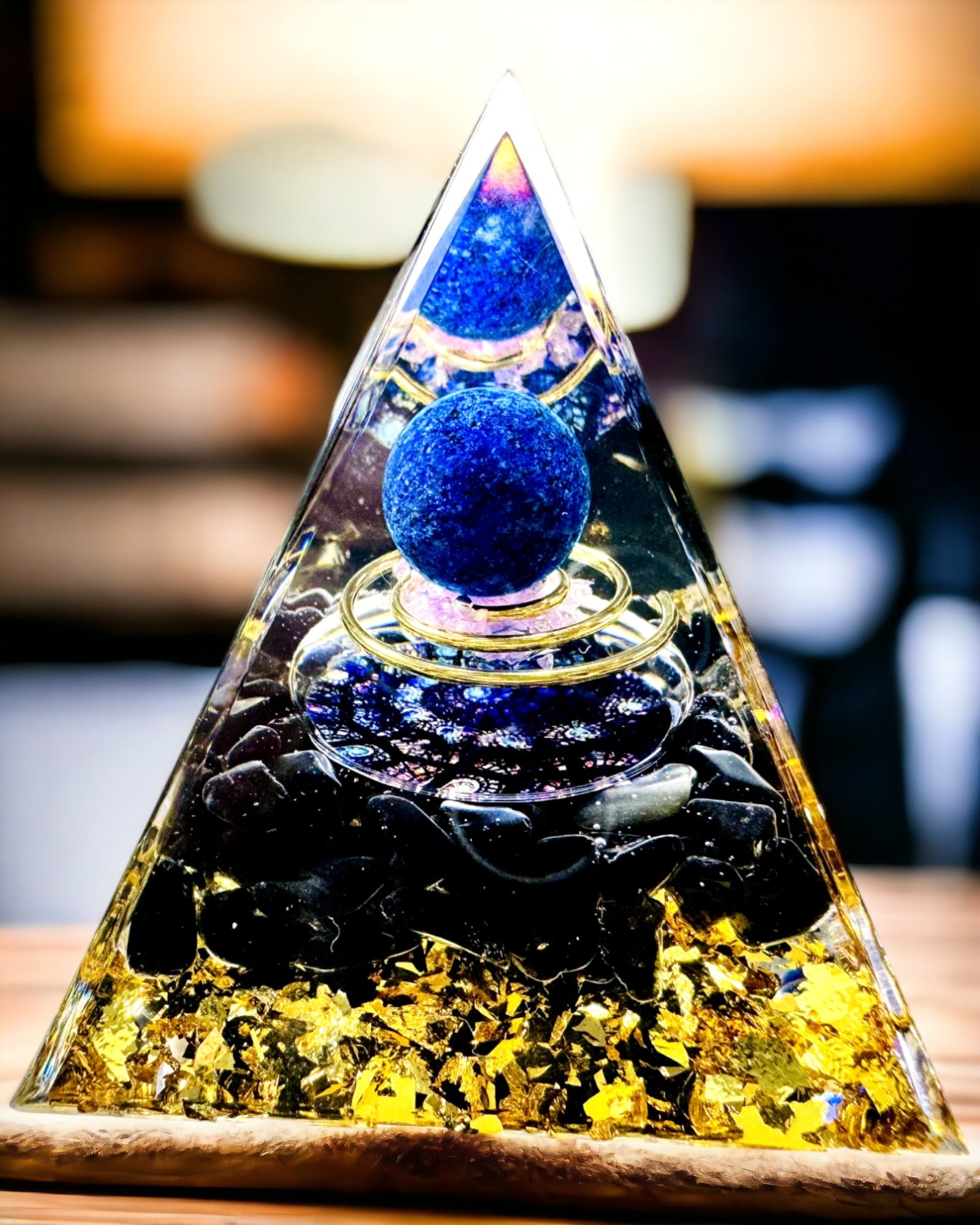 Piramide Energetica in Orgonite con Cristalli per la Meditazione – Irradia Energia Positiva e Ricchezza