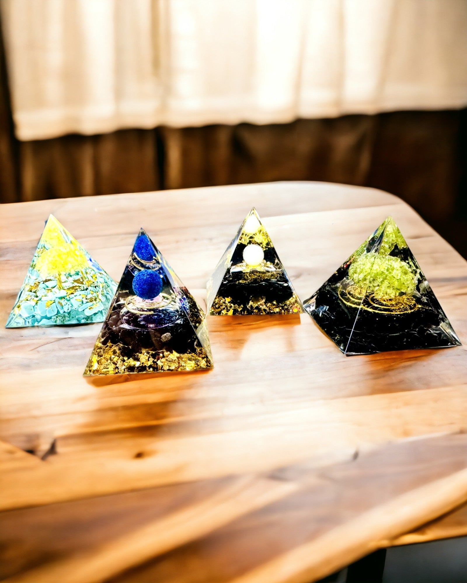 Piramide Energetica in Orgonite con Cristalli per la Meditazione – Irradia Energia Positiva e Ricchezza