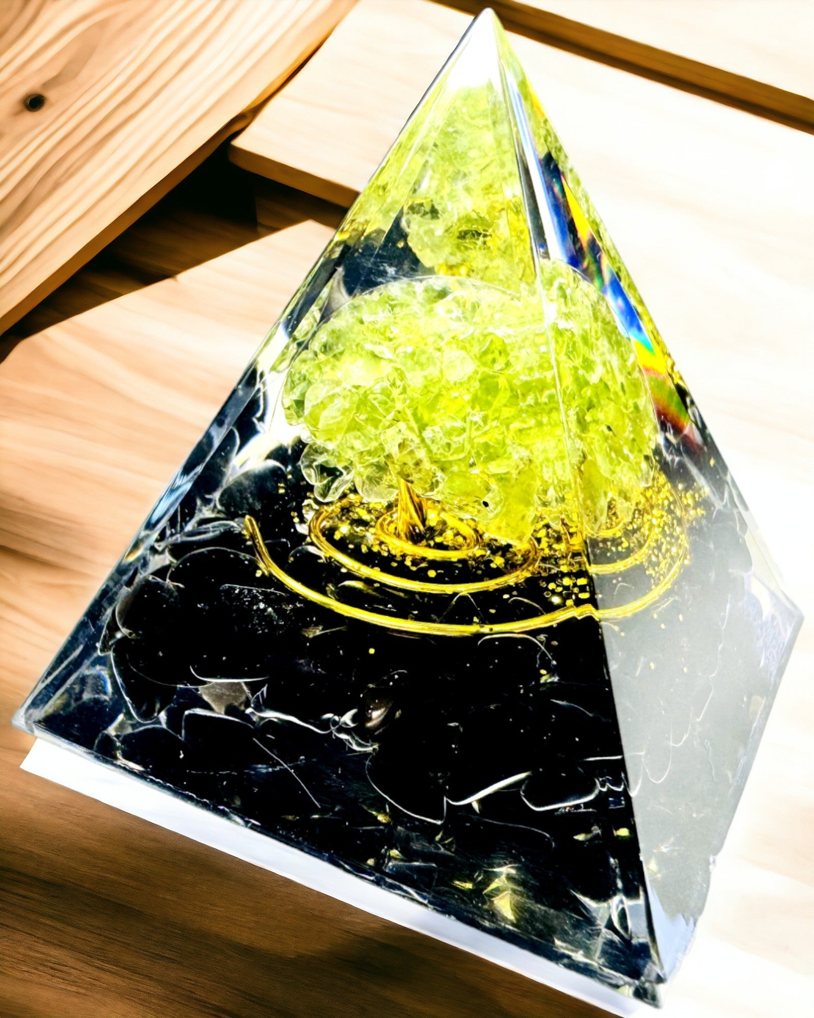 Piramide Orgonite Reiki con Cristalli Naturali - Simbolo Decorativo di Equilibrio Energetico delle Chakra