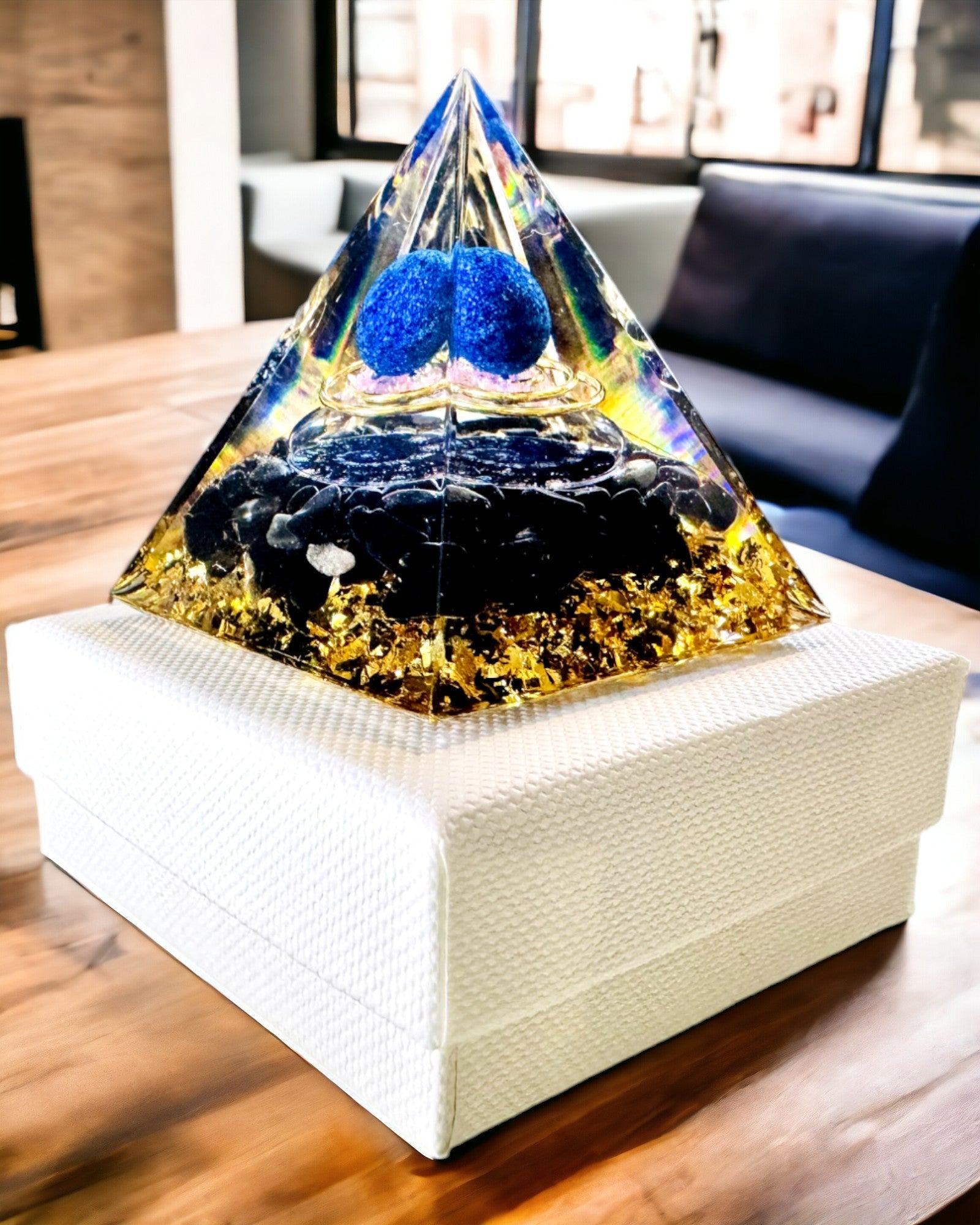 Piramide Energetica in Orgonite con Cristalli per la Meditazione – Irradia Energia Positiva e Ricchezza