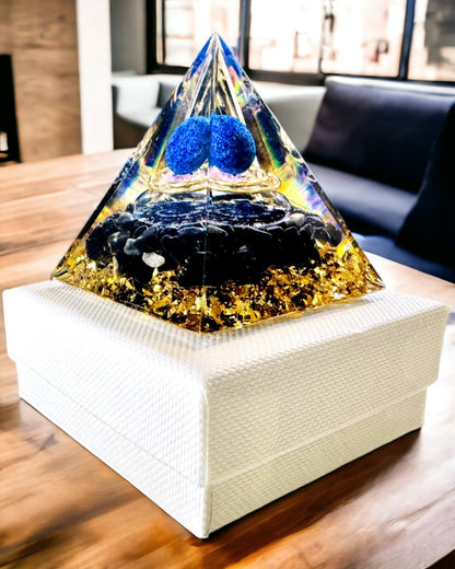 Piramide Energetica in Orgonite con Cristalli per la Meditazione – Irradia Energia Positiva e Ricchezza