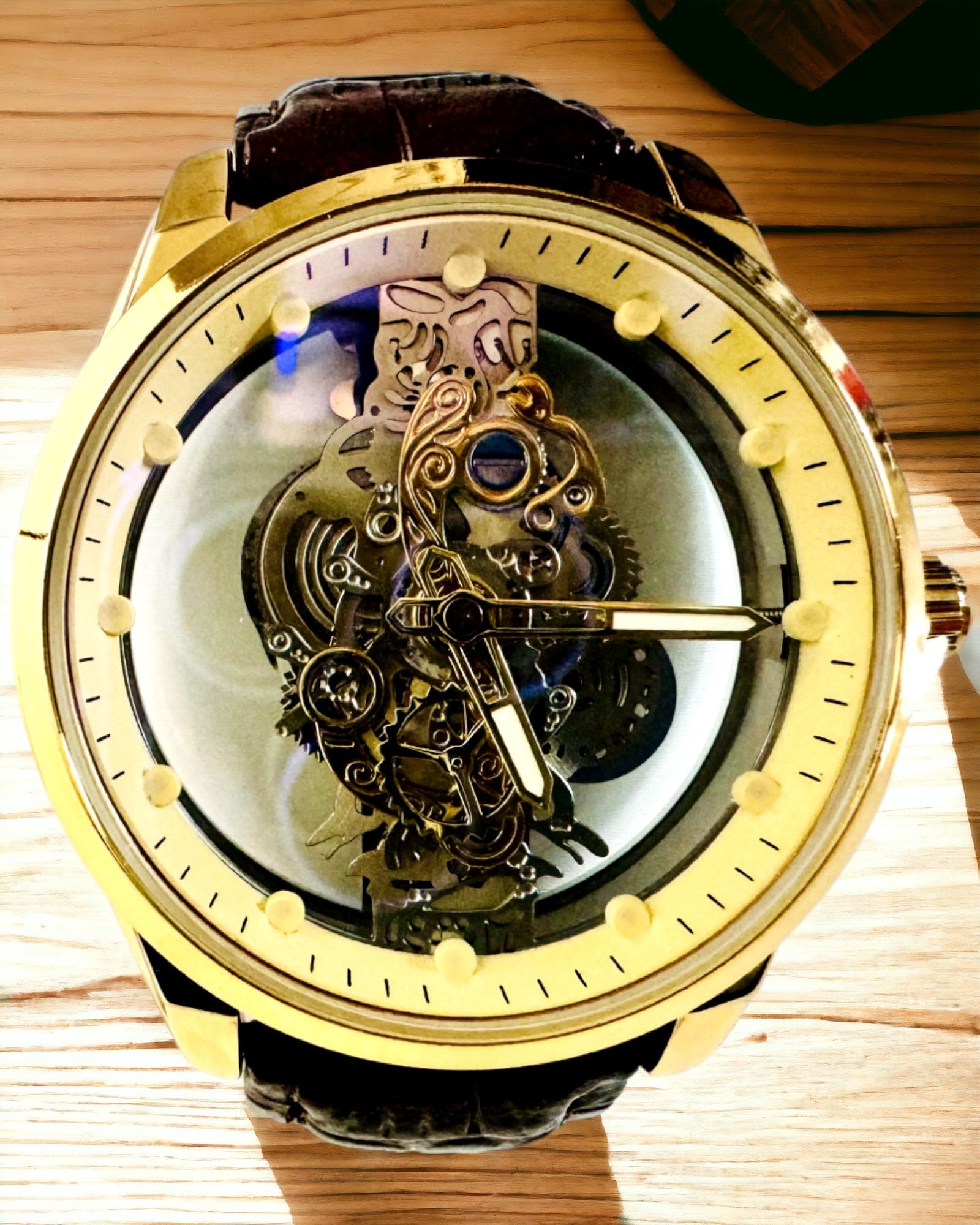 Orologio da Uomo con Meccanismo Trasparente - Eleganza e Precisione in Cornice Dorata