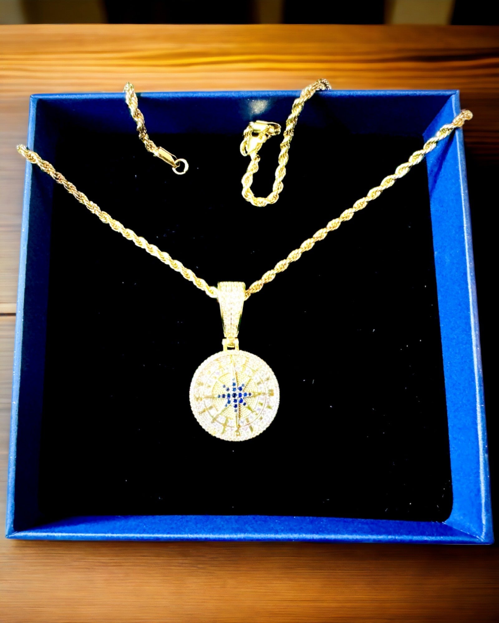 Collana con Ciondolo a Bussola in Stile Glamour con Zirconi per Donne e Uomini - 2 varianti tra cui scegliere, personalizzazione con incisione per un regalo