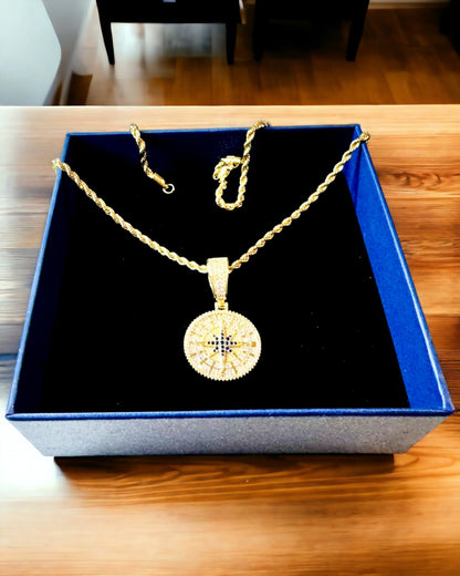 Collana con Ciondolo a Bussola in Stile Glamour con Zirconi per Donne e Uomini - 2 varianti tra cui scegliere, personalizzazione con incisione per un regalo