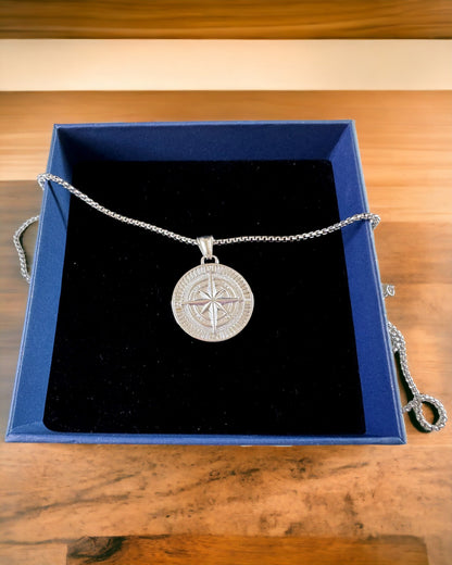 Collana con Bussola – Gioielleria Forgiata in Acciaio Inossidabile per Uomini e Donne in Due Colori, con incisione