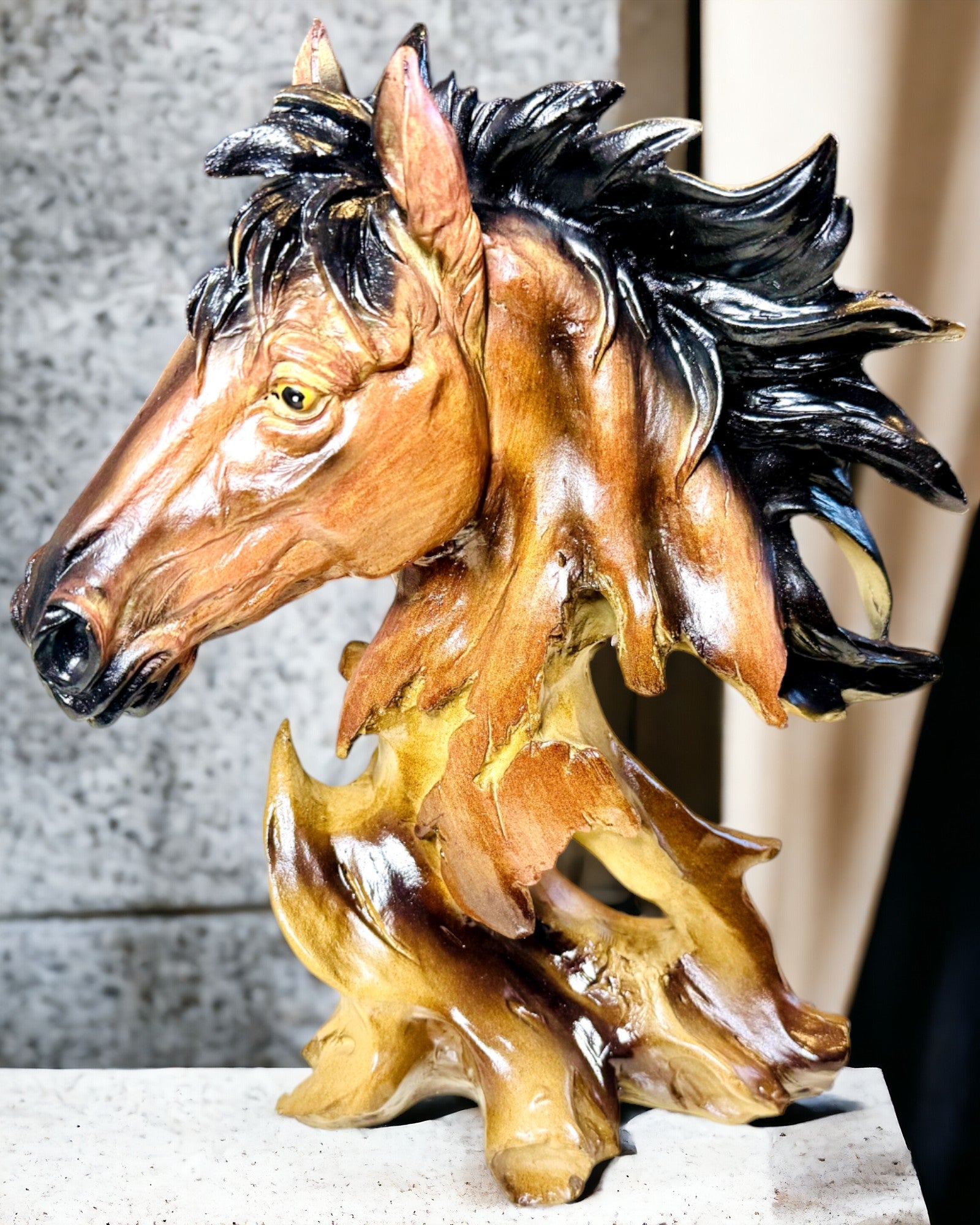 Scultura di Cavallo in Resina in Stile Astratto