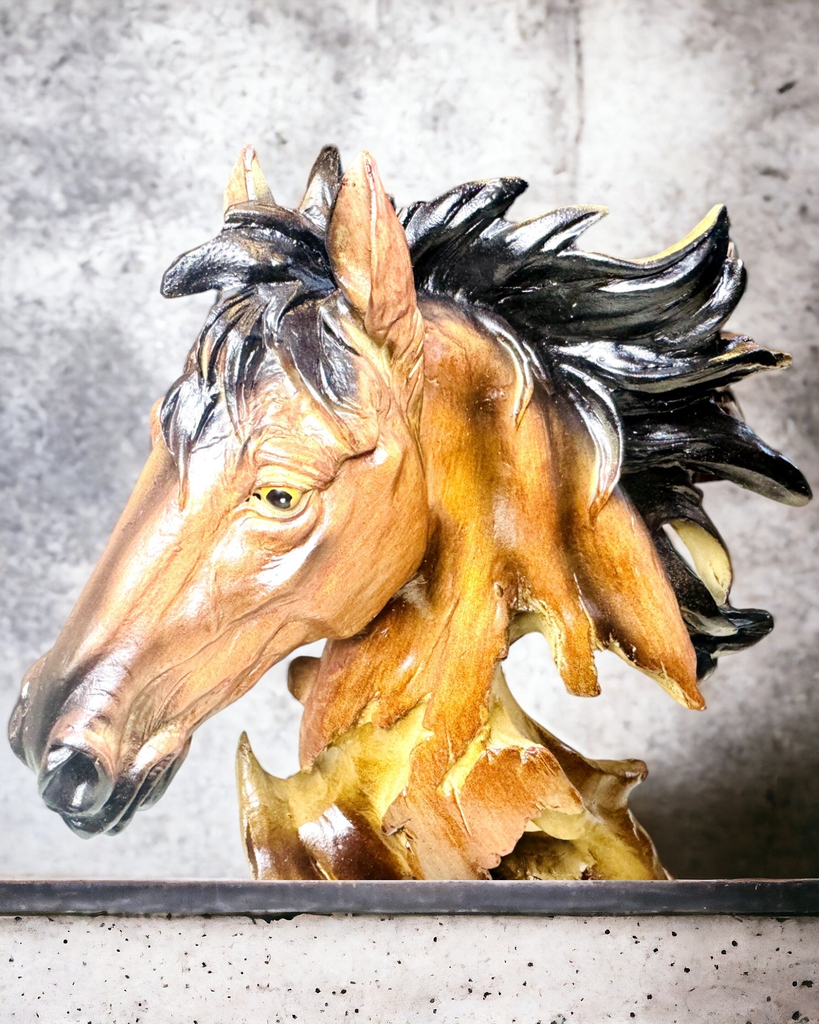 Scultura di Cavallo in Resina in Stile Astratto