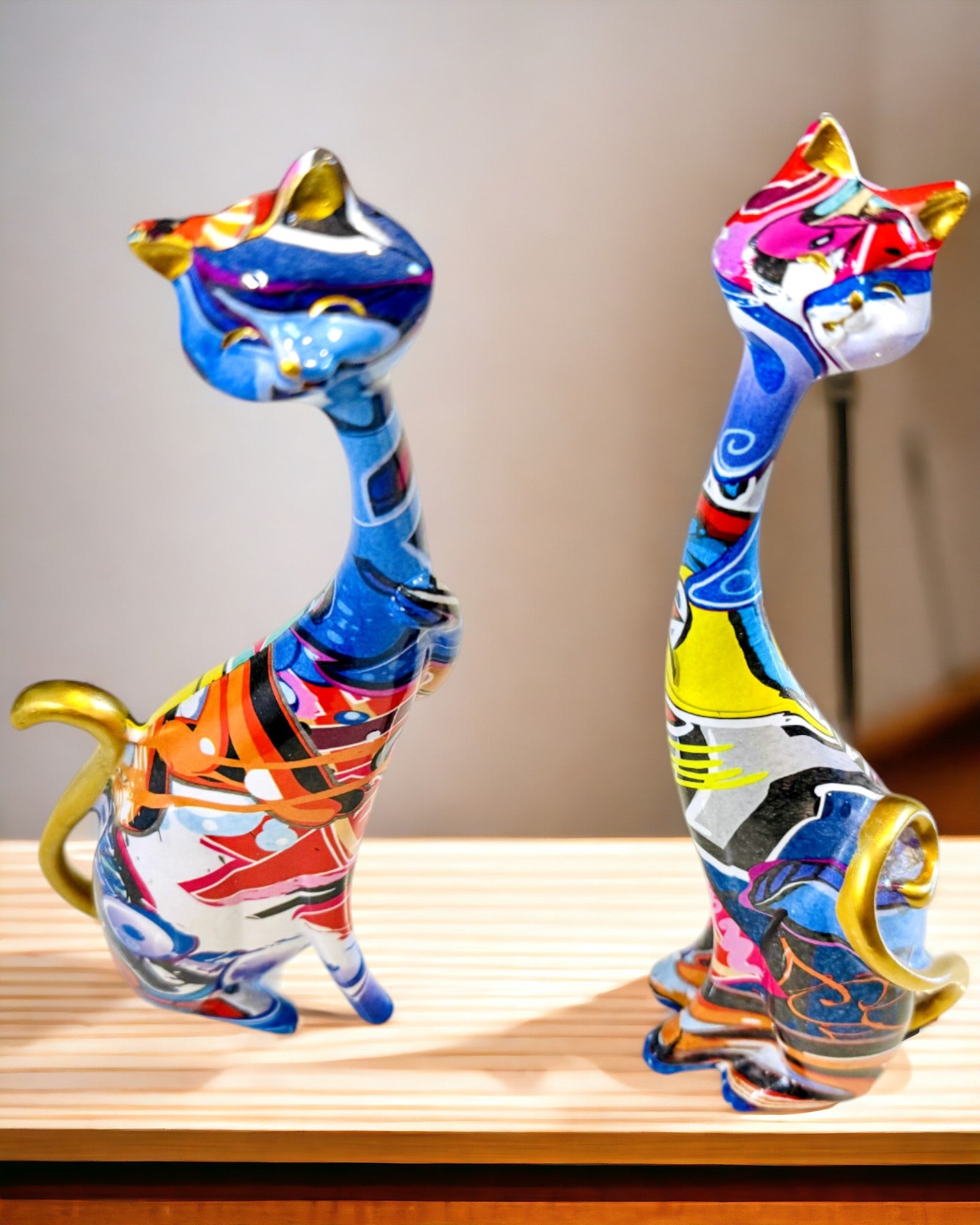 Figure di Gatti Astratti "ArtCats", Dipinte a Mano, Resina – 25 cm, 2 pz.