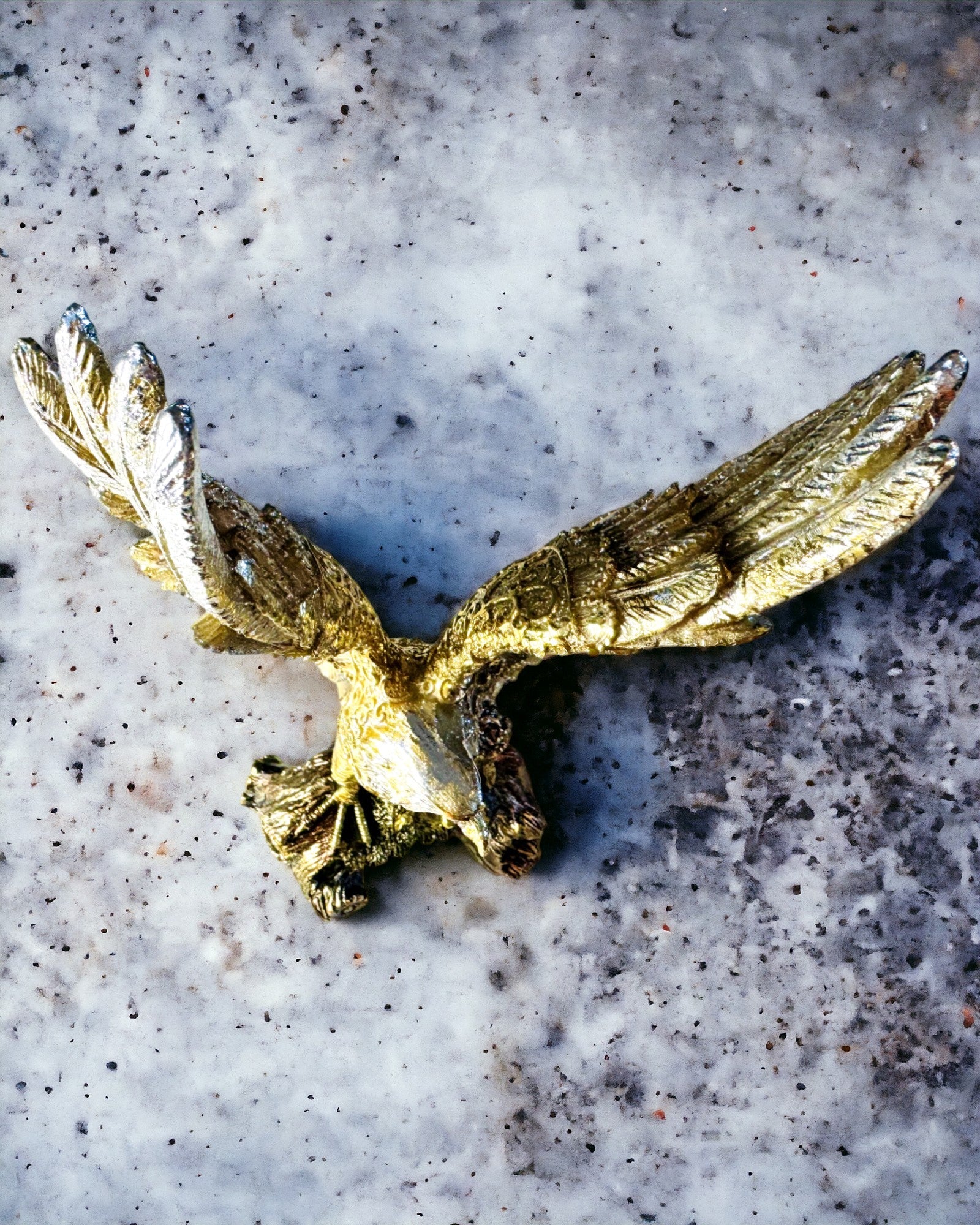 Statuetta "Aquila d'Oro" con Opzione di Personalizzazione - Decorazione in Resina