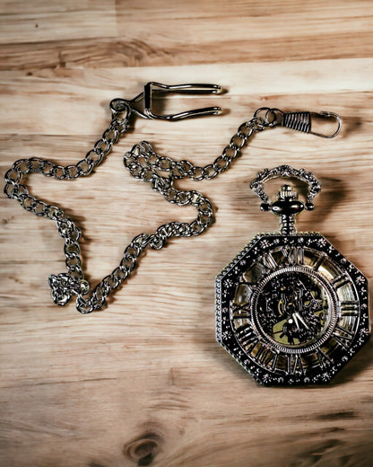 Orologio da tasca meccanico ottagonale classico in colore argento con quadrante traforato in stile steampunk