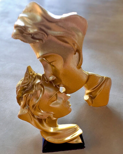 Figura "Eleganza nella Pietra" colore oro - 13,5 cm di altezza, Decorativa con Opzione di Incisione