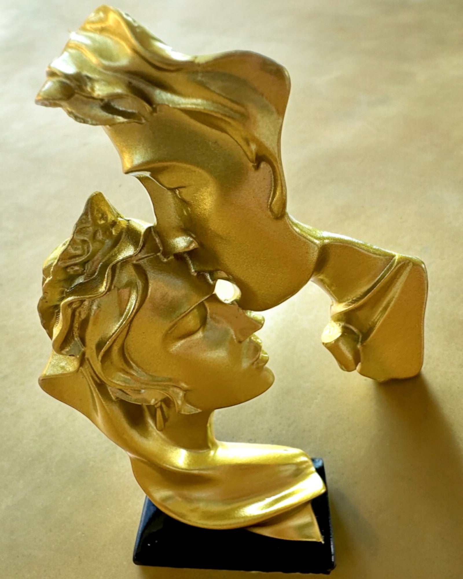 Figura "Eleganza nella Pietra" colore oro - 13,5 cm di altezza, Decorativa con Opzione di Incisione