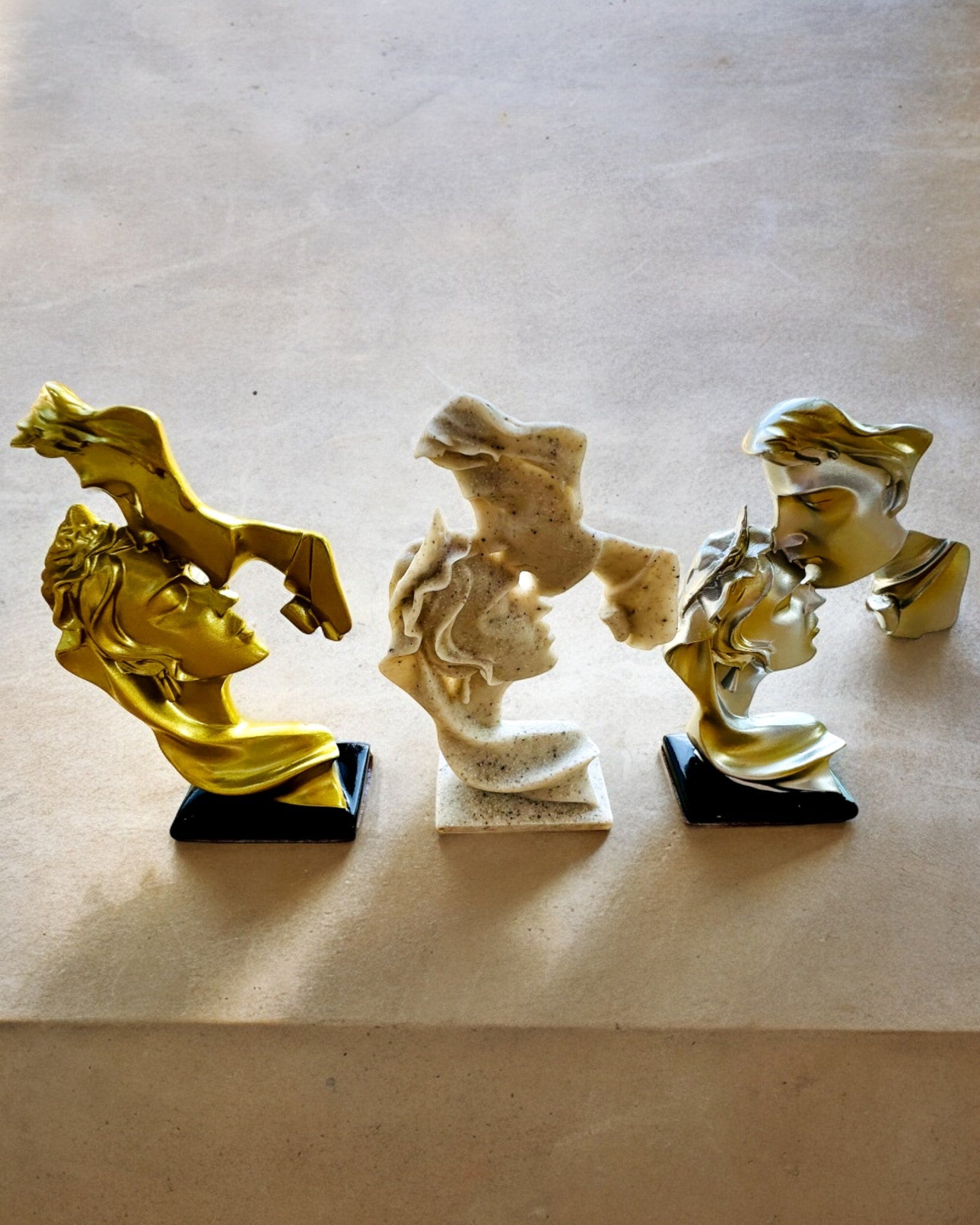 Figura "Eleganza nella Pietra" colore oro - 13,5 cm di altezza, Decorativa con Opzione di Incisione