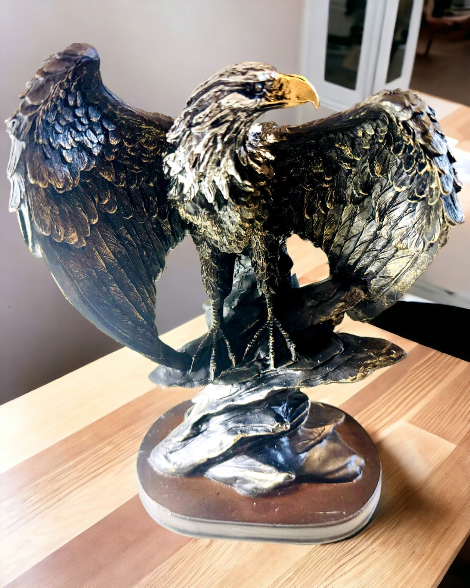 Statuetta Decorativa "Aquila Volante" – Simbolo Maestoso di Forza e Libertà