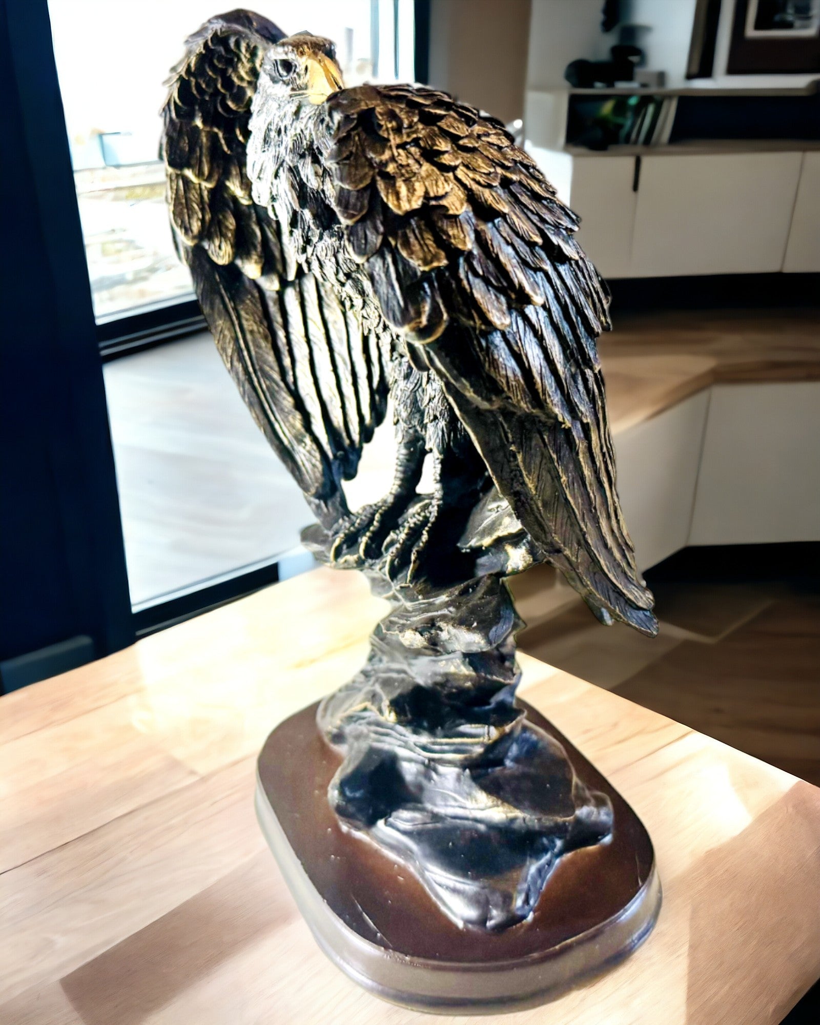 Statuetta Decorativa "Aquila Volante" – Simbolo Maestoso di Forza e Libertà