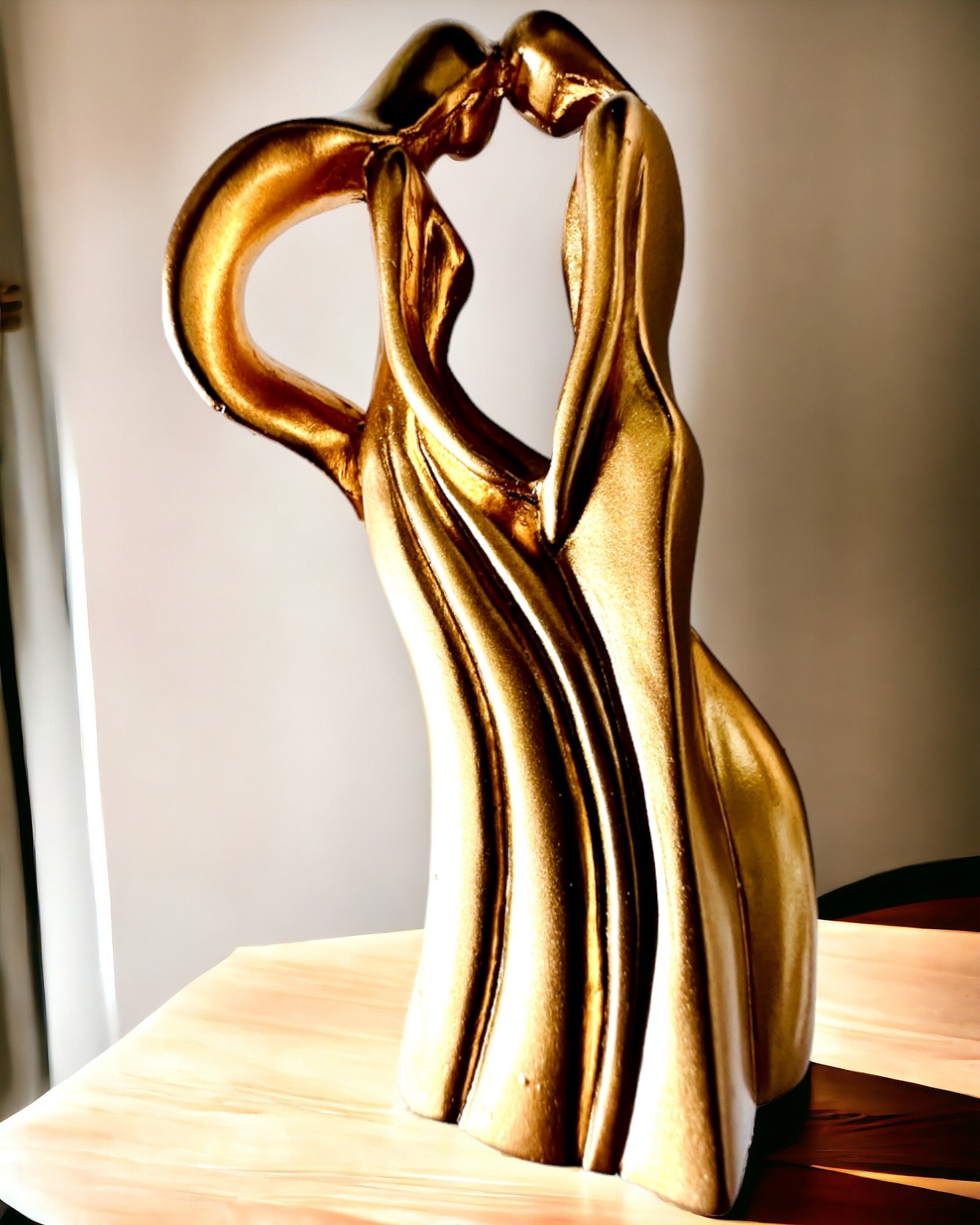 Scultura dell'Amore - "Passione Eterna" - Piccola Figura Decorativa di colore oro con Opzione di Incisione