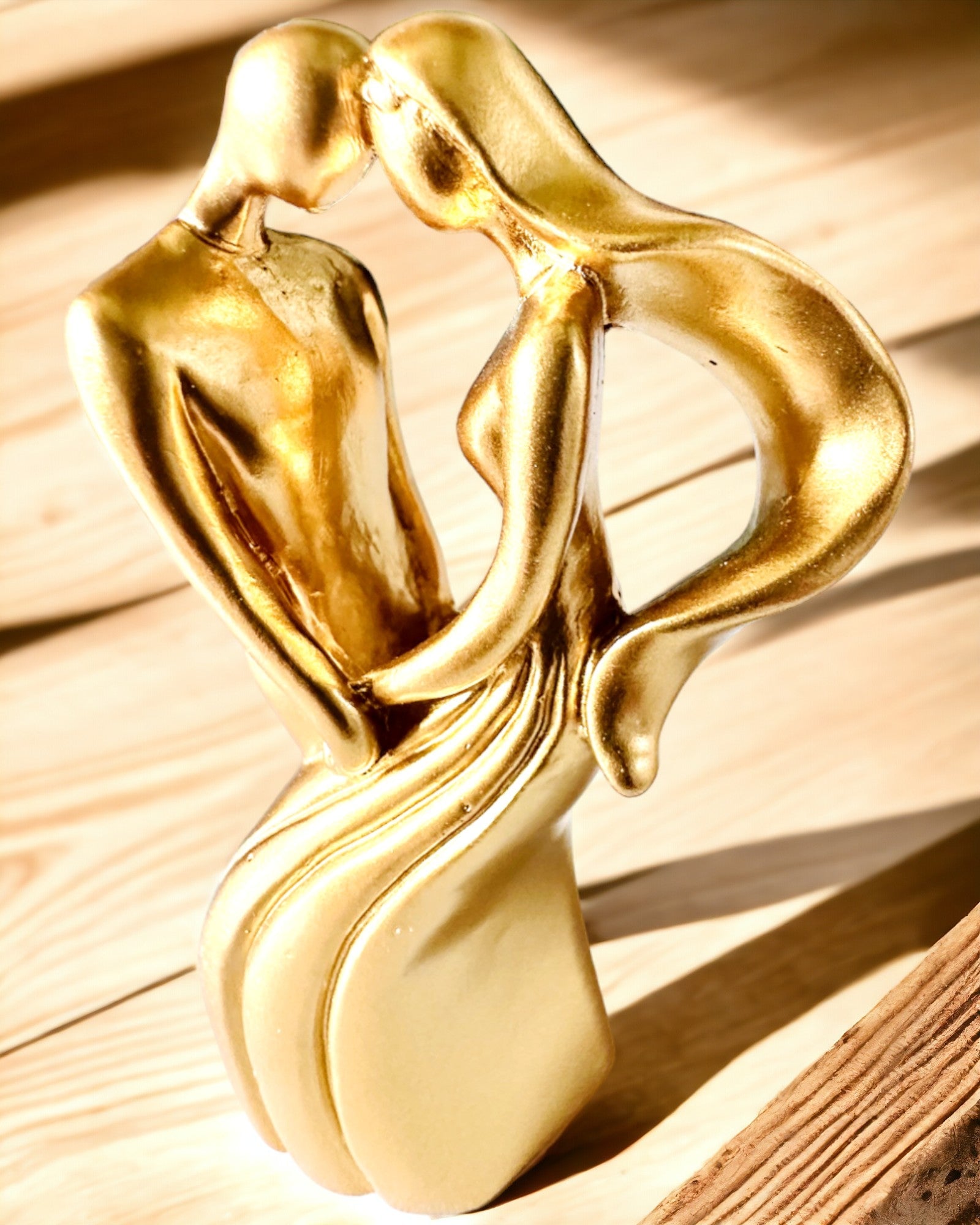 Scultura dell'Amore - "Passione Eterna" - Piccola Figura Decorativa di colore oro con Opzione di Incisione