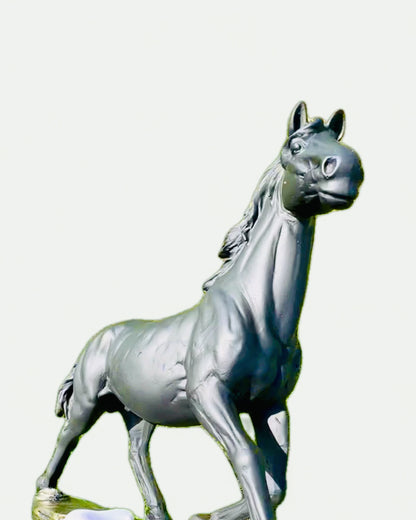 "Czarny Galop" - Elegante Figurina di Cavallo con Possibilità di Incisione