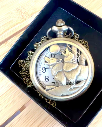 „Luna Wolf” – Orologio da Tasca Stiloso con Lupi, possibilità di personalizzazione con incisione per un regalo