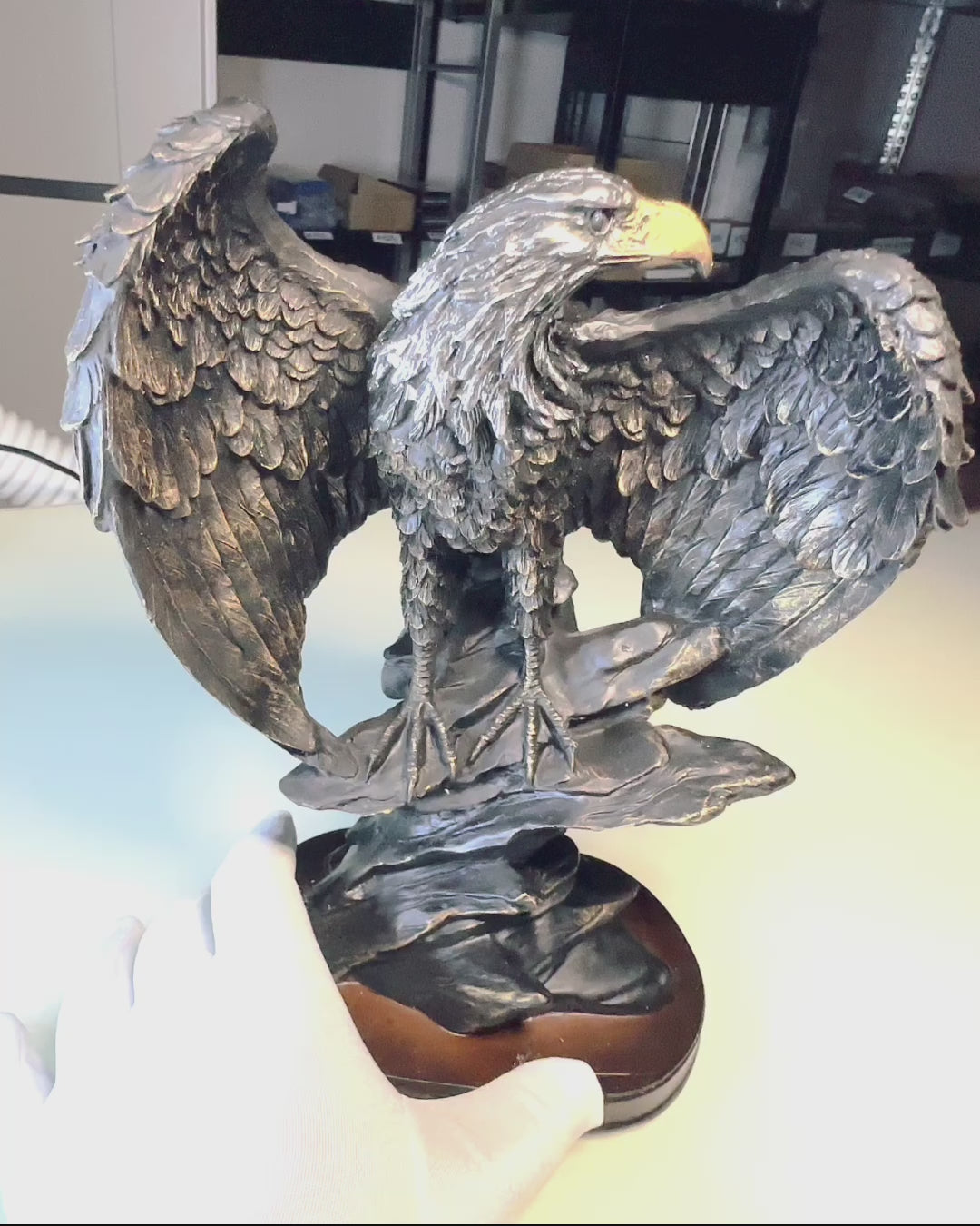 Statuetta Decorativa "Aquila Volante" – Simbolo Maestoso di Forza e Libertà