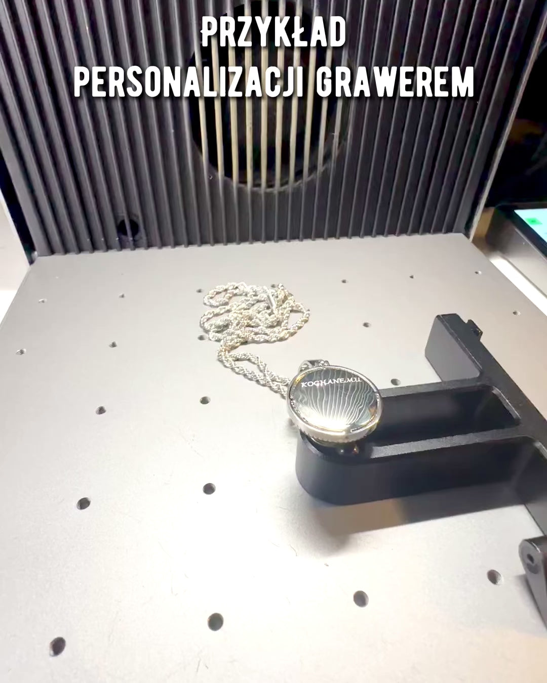 Collana con Ciondolo a Bussola in Stile Glamour con Zirconi per Donne e Uomini - 2 varianti tra cui scegliere, personalizzazione con incisione per un regalo